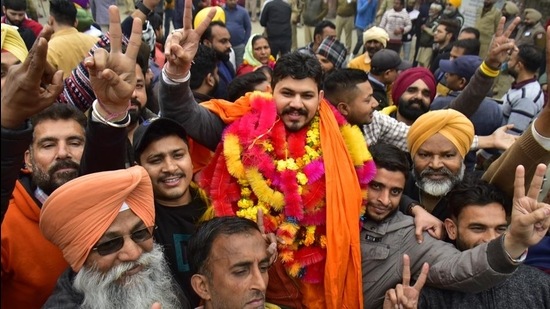 A Shiromani Akali Dal (SAD) candidate celebrating his win in the municipal elections in Amritsar, Punjab, on Wednesday. (Sameer Sehgal/HT Photo) A Shiromani Akali Dal (SAD) candidate celebrating his win in the municipal elections in Amritsar, Punjab, on Wednesday. (Sameer Sehgal/HT Photo)