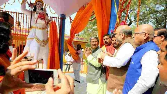 BJP president Amit Shah unveils the statue of Dalit king Raja Suheldev on February 24 this year.(Amit Shah’s official website)