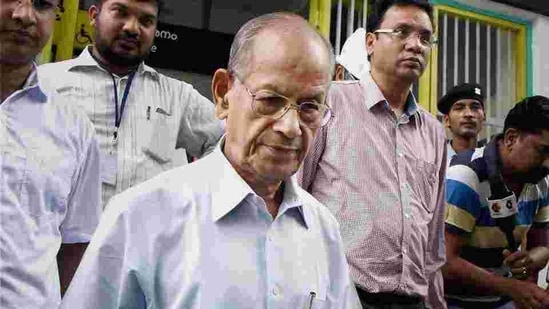 ‘Metro man' and DMRC Principal Advisor, E Sreedharan during the inspection of the newly constructed Kochi Metro train station Palarivattom on Thursday.(PTI)