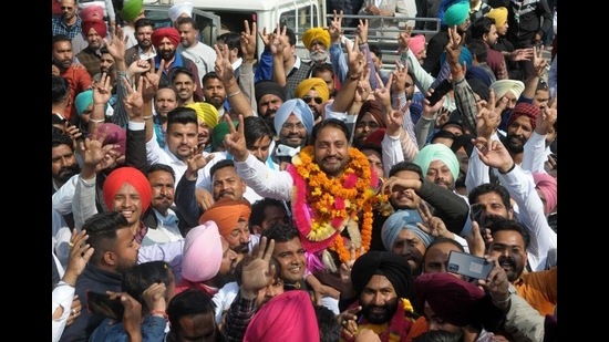 Amarjeet Singh Sidhu, the Congress mayoral candidate, with supporters after defeating Azad Group candidate Paramjeet Singh Kahlon in ward number 10 of the Mohali municipal corporation on Thursday. Amarjeet is Punjab minister Balbir Singh Sidhu’s brother. (Ravi Kumar/HT)