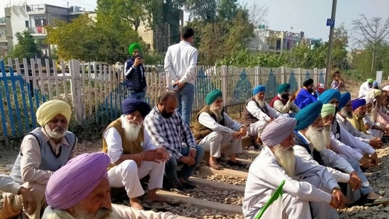 Farmers sitting on railway tracks near sector 19 in Panchkula (HT Photo)