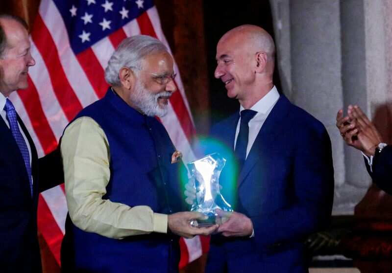 FILE PHOTO: India's Prime Minister Narendra Modi presents the Global Leadership Award to Amazon CEO Jeff Bezos at the U.S.-India Business Council (USIBC) 41st annual Leadership Summit in Washington, U.S., June 7, 2016. REUTERS/Yuri Gripas/File Photo (REUTERS)
