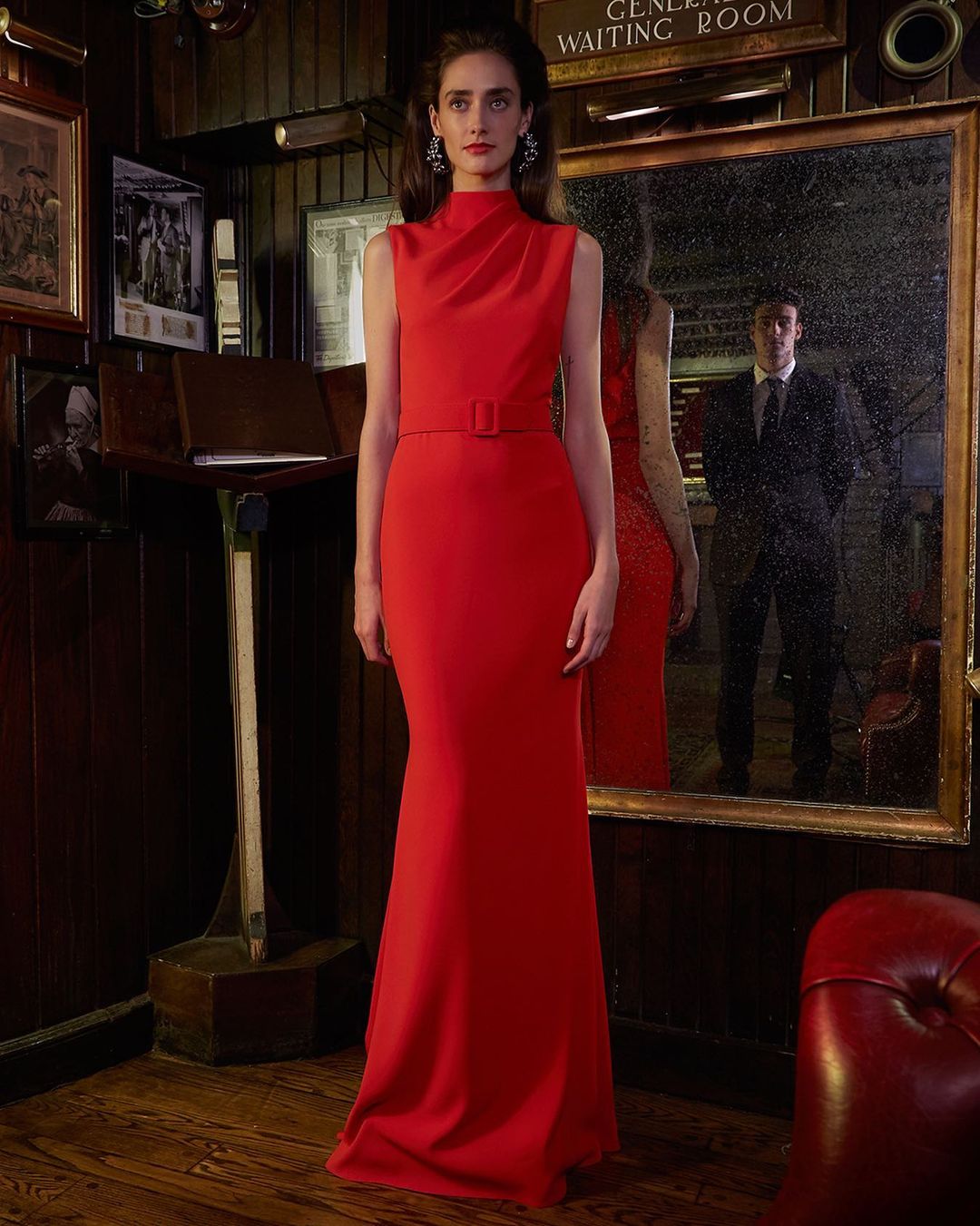 A column like scarlet red gown by designer Badgley Mischka (Photo: Instagram/BadgleyMischka) A column like scarlet red gown by designer Badgley Mischka (Photo: Instagram/BadgleyMischka)