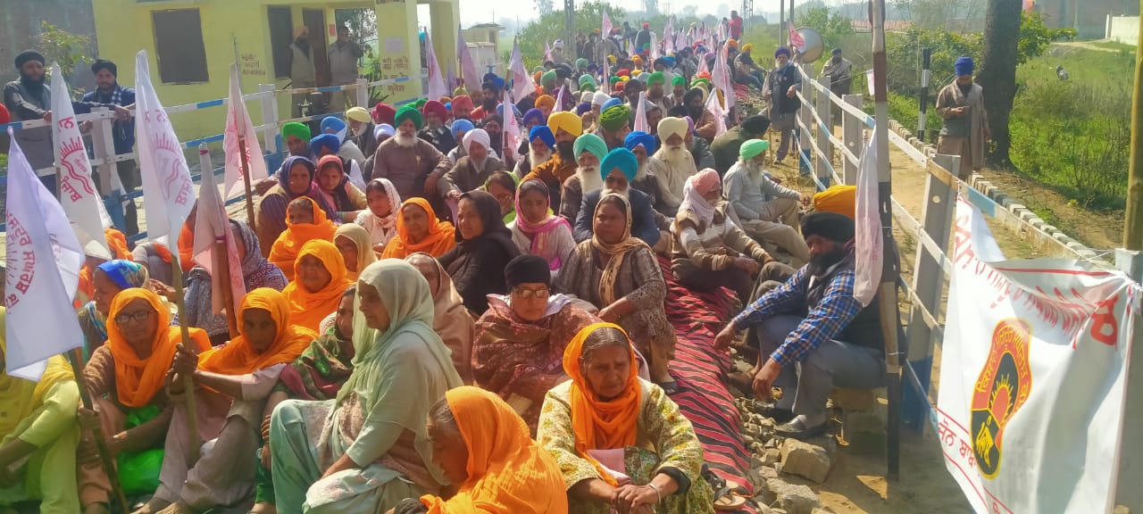 Farmers protesting in Punjabs Gurdaspur. (HT Photo ) Farmers protesting in Punjabs Gurdaspur. (HT Photo )