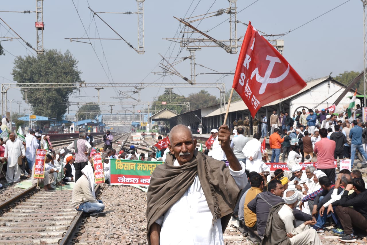 Farmers blocked rail track at Sonipat Station in Haryana during their national wide Rail Roko protest on Thursday. (Ajay Aggarwal/HT Photo ) Farmers blocked rail track at Sonipat Station in Haryana during their national wide Rail Roko protest on Thursday. (Ajay Aggarwal/HT Photo )