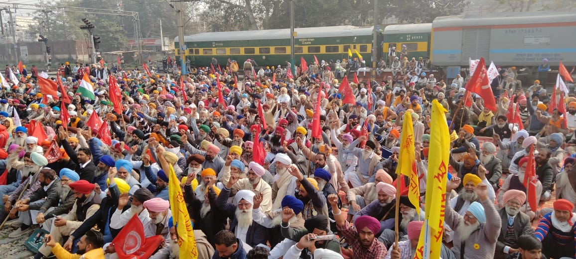Farmers protest at Amritsar Railway Station.(Sameer Sehgal/HT Photo ) Farmers protest at Amritsar Railway Station.(Sameer Sehgal/HT Photo )