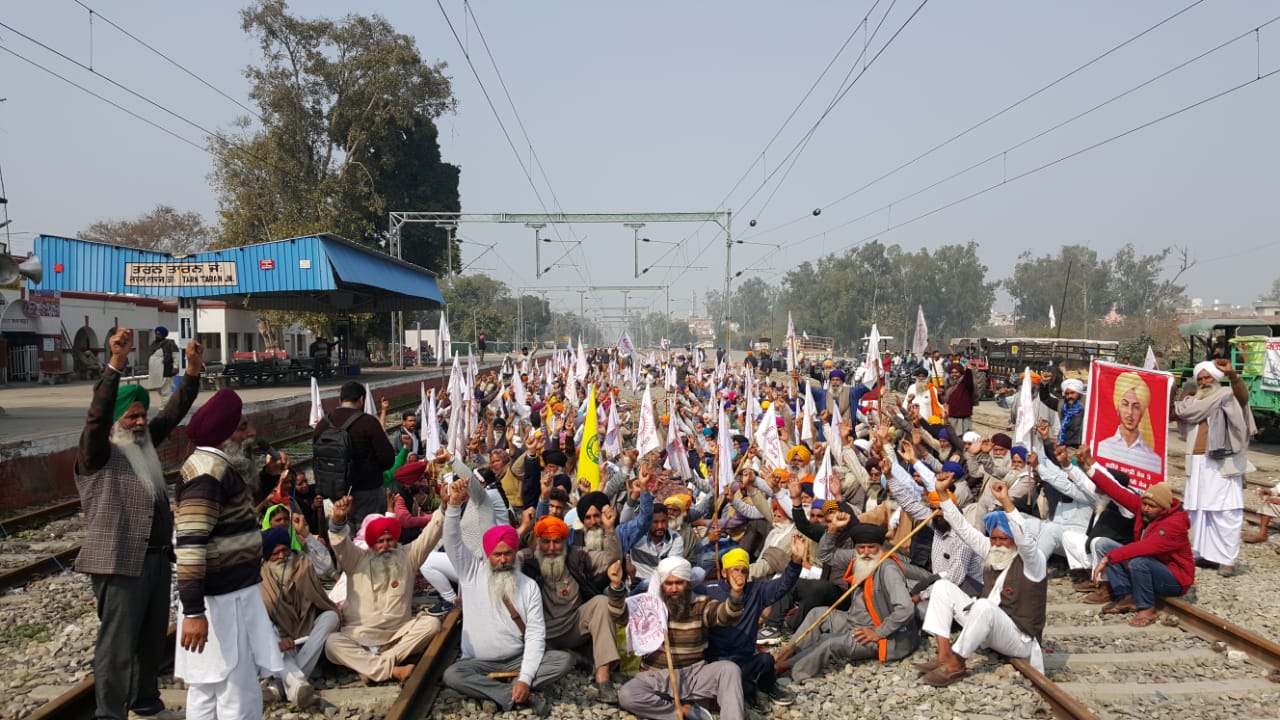 Farmers lay siege to the railway tracks at Punjabs Tarn Taran railway station. (Sameer Sehgal/HT Photo ) Farmers lay siege to the railway tracks at Punjabs Tarn Taran railway station. (Sameer Sehgal/HT Photo )