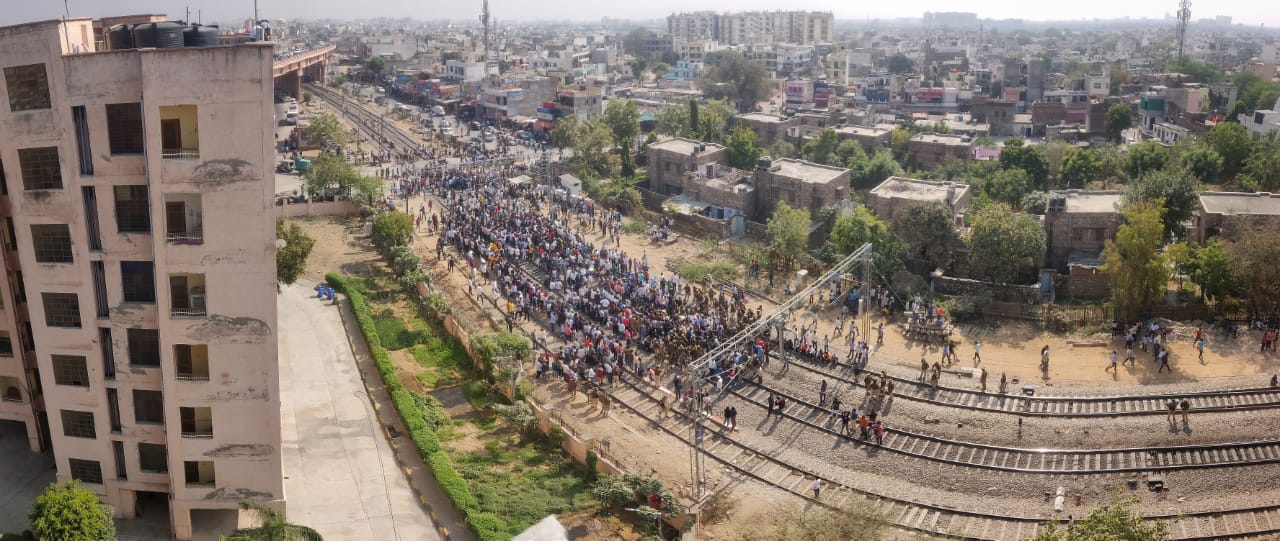 Protestors under the banner of Sanyukt Kisan morcha block the rail tracks to support the ongoing farmers agitation against farm laws at Jagatpura railway crossing in Jaipur. (Himanshu Vyas/HT Photo ) Protestors under the banner of Sanyukt Kisan morcha block the rail tracks to support the ongoing farmers agitation against farm laws at Jagatpura railway crossing in Jaipur. (Himanshu Vyas/HT Photo )