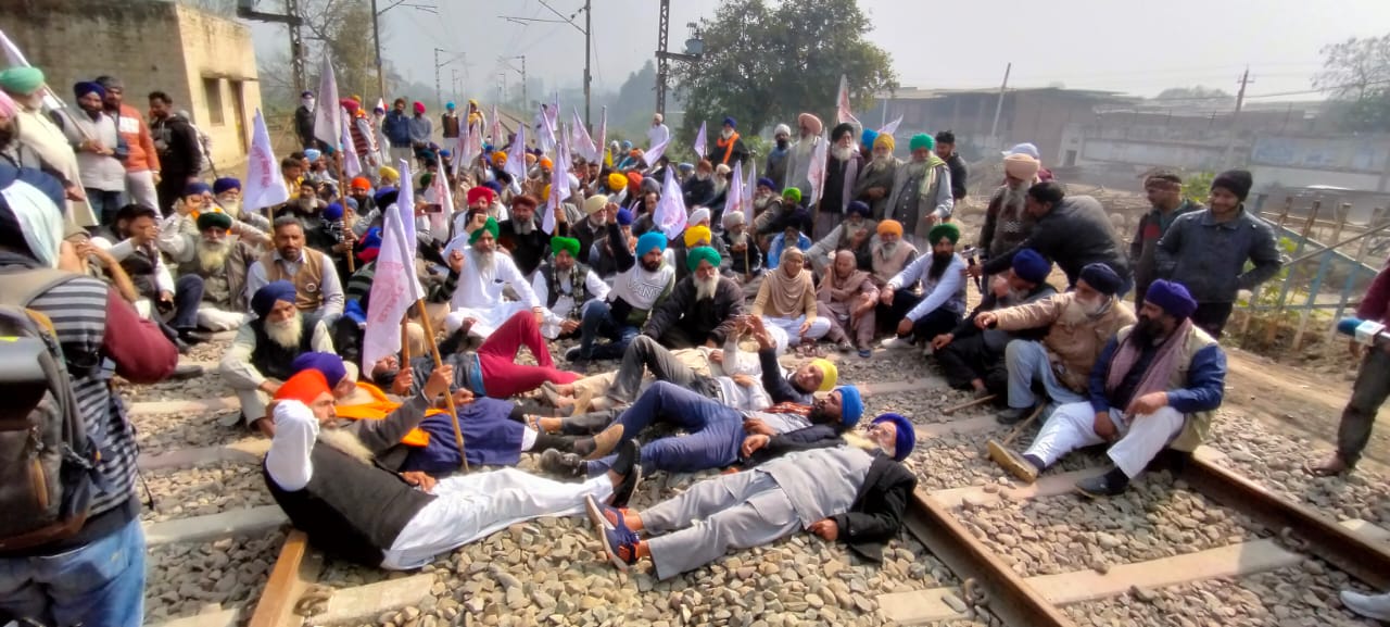 Farmers protesting at Punjabs Vallah on Thursday. (HT Photo ) Farmers protesting at Punjabs Vallah on Thursday. (HT Photo )