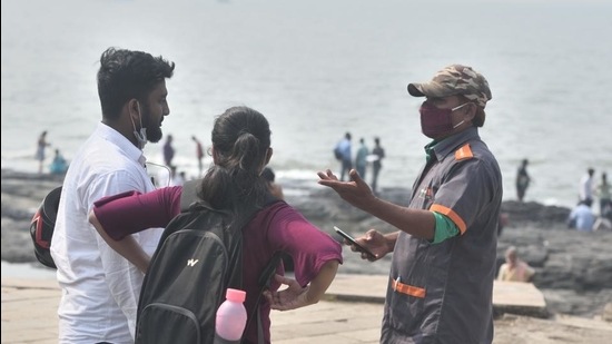 BMC marshals fine those not wearing a face mask at Bandra, Bandstand. (Satish Bate/HT Photo) BMC marshals fine those not wearing a face mask at Bandra, Bandstand. (Satish Bate/HT Photo)