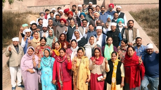Congress MC Candidates after paying obeisance at Gurdwara Kila Mubarak in Bathinda on Friday. (Sanjeev Kumar/HT) Congress MC Candidates after paying obeisance at Gurdwara Kila Mubarak in Bathinda on Friday. (Sanjeev Kumar/HT)