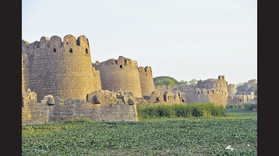 The Gulbarga fort, an elegant example of Islamic architecture, dates back to the Bahmani kings of the 14th century. (Vishwanath Suvarna) The Gulbarga fort, an elegant example of Islamic architecture, dates back to the Bahmani kings of the 14th century. (Vishwanath Suvarna)