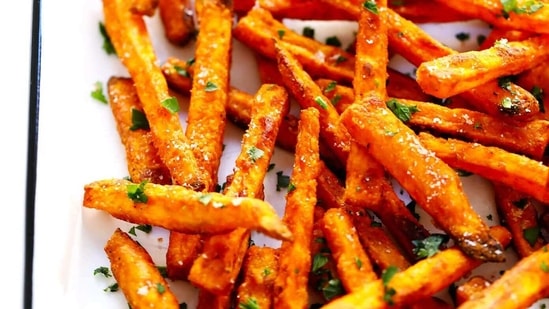 https://images.hindustantimes.com/img/2021/02/19/550x309/The-Best-Crispy-Baked-Sweet-Potato-Fries-Recipe-7_1613742174379_1613742182976.jpg