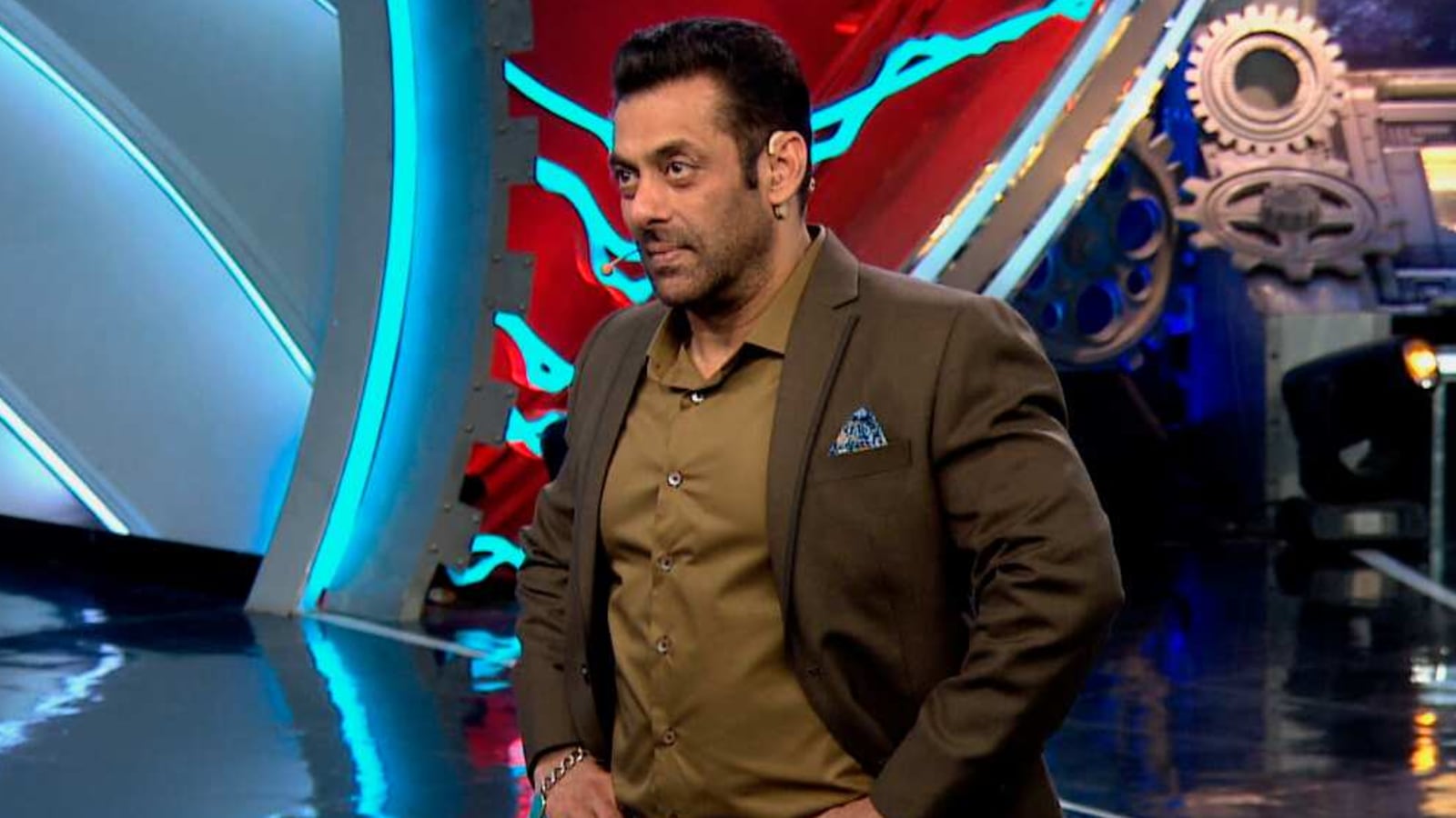 Bigg Boss 14 sneak peek: Salman Khan shoots for the promo in a stylish  designer jacket - Times of India