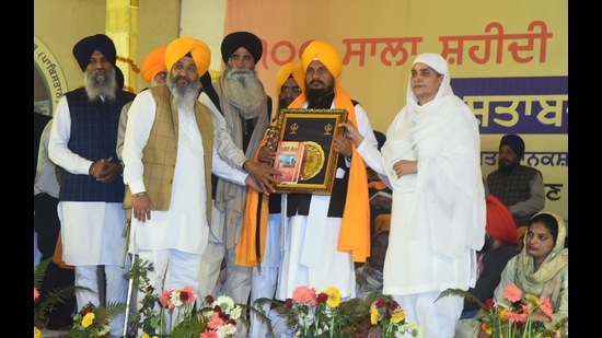 Akal Takht acting jathedar Giani Harpreet Singh being honoured at Godharpura village in Gurdaspur district during a function to mark Nankana Sahib massacre centenary on Sunday. (HT photo) Akal Takht acting jathedar Giani Harpreet Singh being honoured at Godharpura village in Gurdaspur district during a function to mark Nankana Sahib massacre centenary on Sunday. (HT photo)