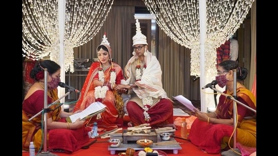 Delhi-based teacher Anshu Mukherjee’s marriage was conducted by Shubhamastu (a collective of priestesses) led by Nandini Bhowmik. Delhi-based teacher Anshu Mukherjee’s marriage was conducted by Shubhamastu (a collective of priestesses) led by Nandini Bhowmik.