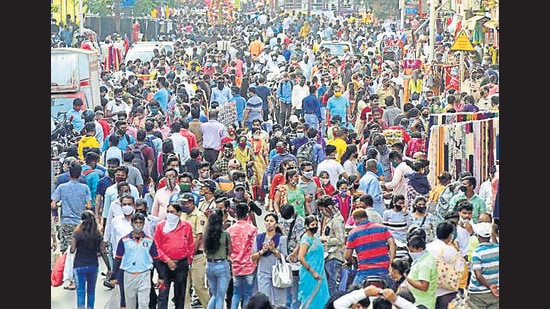 Citizens crowd Ranade Road in Dadar for shopping on Sunday. Starting Monday, the police can fine citizens <span class='webrupee'>₹</span>200 for not wearing masks. (Anshuman Poyrekar/HT Photo) Citizens crowd Ranade Road in Dadar for shopping on Sunday. Starting Monday, the police can fine citizens <span class='webrupee'>₹</span>200 for not wearing masks. (Anshuman Poyrekar/HT Photo)