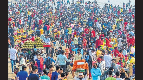 Despite the steady rise in cases and appeals from authorities, social distancing and other Covid-19 norms seem lost in the crowd at Juhu beach on Sunday. (Pratik Chorge/HT Photo) Despite the steady rise in cases and appeals from authorities, social distancing and other Covid-19 norms seem lost in the crowd at Juhu beach on Sunday. (Pratik Chorge/HT Photo)