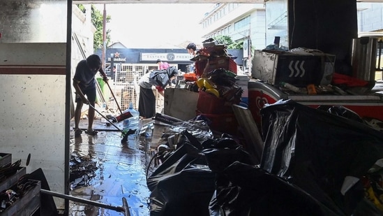 Floodwaters had hit 200 neighbourhoods in the region, and 40 were still under at least one foot of water on Sunday.(AFP Photo) Floodwaters had hit 200 neighbourhoods in the region, and 40 were still under at least one foot of water on Sunday.(AFP Photo)