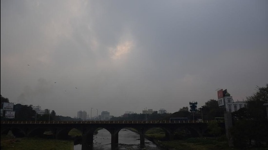 Due to rainfall in the last two days and a cloudy afternoon on Saturday, the day temperature reported in the city was 28.5 degrees Celsius. (Kalpesh Nukte/HT PHOTO) Due to rainfall in the last two days and a cloudy afternoon on Saturday, the day temperature reported in the city was 28.5 degrees Celsius. (Kalpesh Nukte/HT PHOTO)