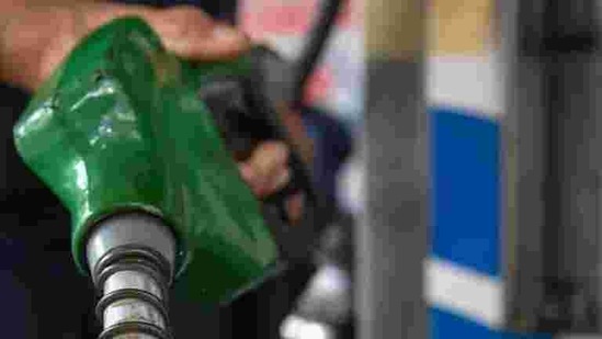 A petrol pump employee pours petrol into a vehicle at a fuel station in Mumbai.(PTI Photo) A petrol pump employee pours petrol into a vehicle at a fuel station in Mumbai.(PTI Photo)