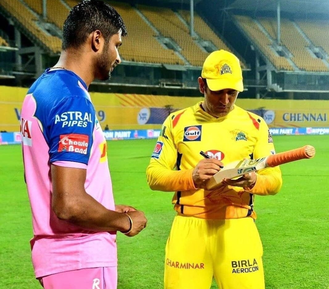 All-rounder Krishnappa Gowtham (L), former Indian captain MS Dhoni (R) (Twitter)