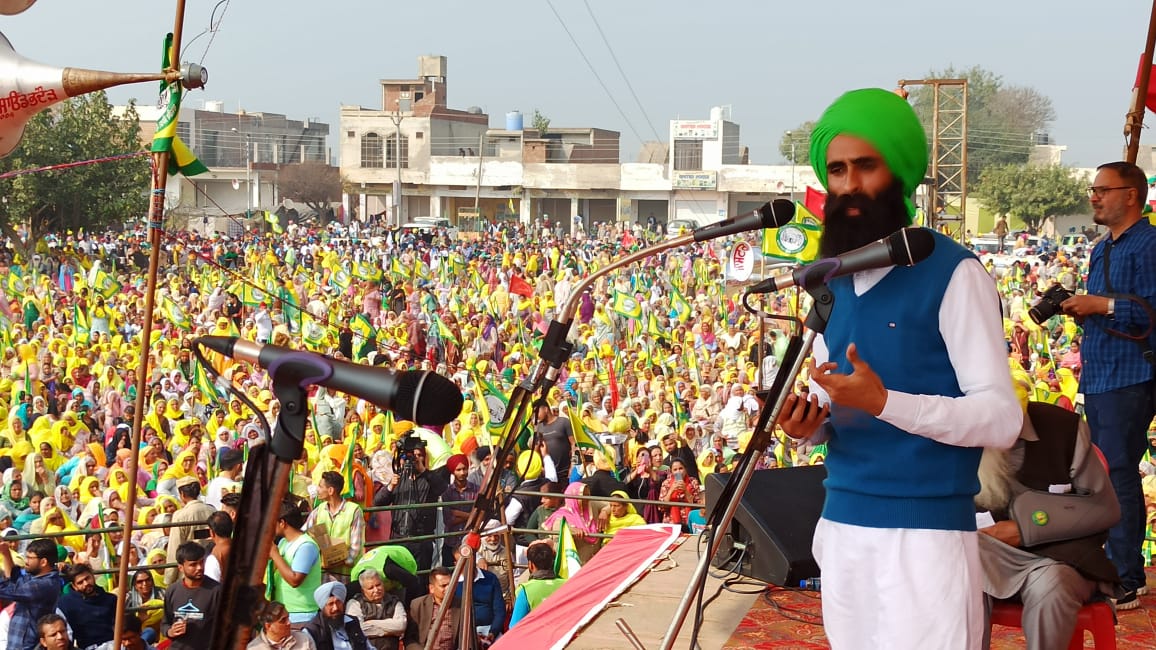 Sufi singer Kanwar Garewal performing on stage during Kisan Maha Panchayat in Grain Market in Barnala on Sunday. (Sanjeev Kumar/Hindustan Times) Sufi singer Kanwar Garewal performing on stage during Kisan Maha Panchayat in Grain Market in Barnala on Sunday. (Sanjeev Kumar/Hindustan Times)