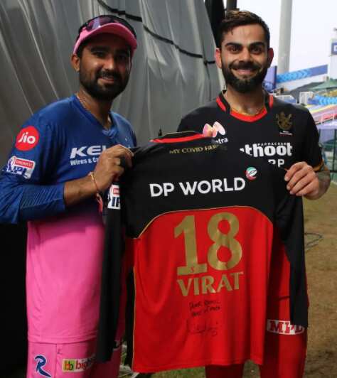 Rahul Tewatia with Virat Kohli.(Twitter)