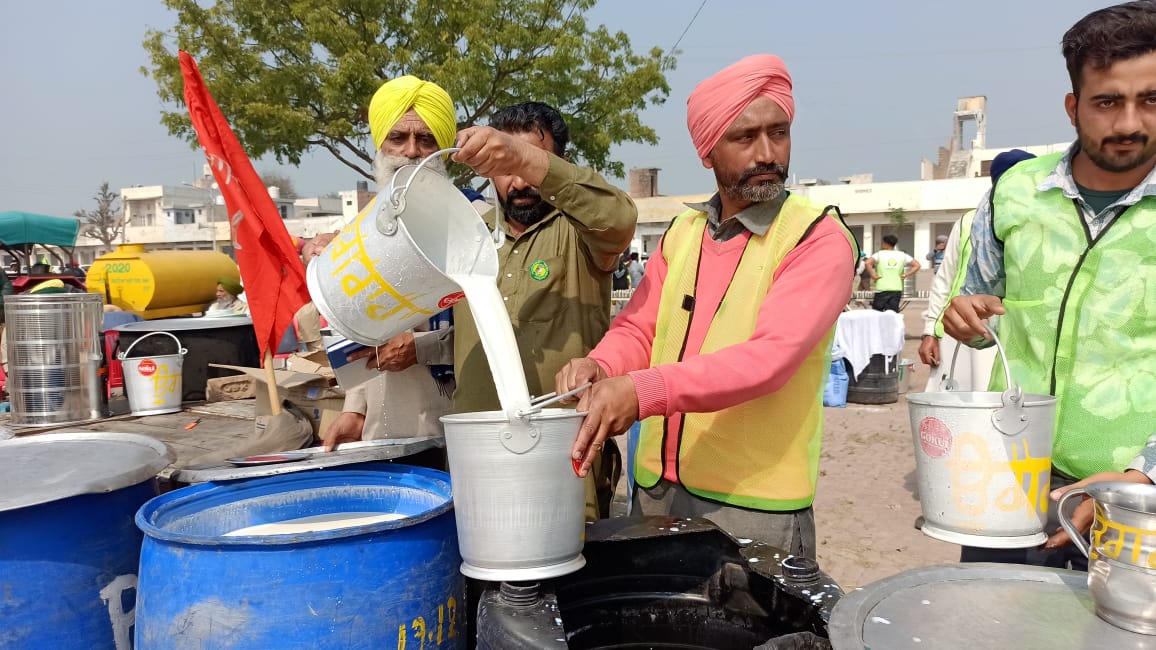 Farmers Union volunteers make tea langer in Kisan Maha Panchayat in grain market at Barnala on Sunday. (Sanjeev Kumar/Hindustan Times) Farmers Union volunteers make tea langer in Kisan Maha Panchayat in grain market at Barnala on Sunday. (Sanjeev Kumar/Hindustan Times)