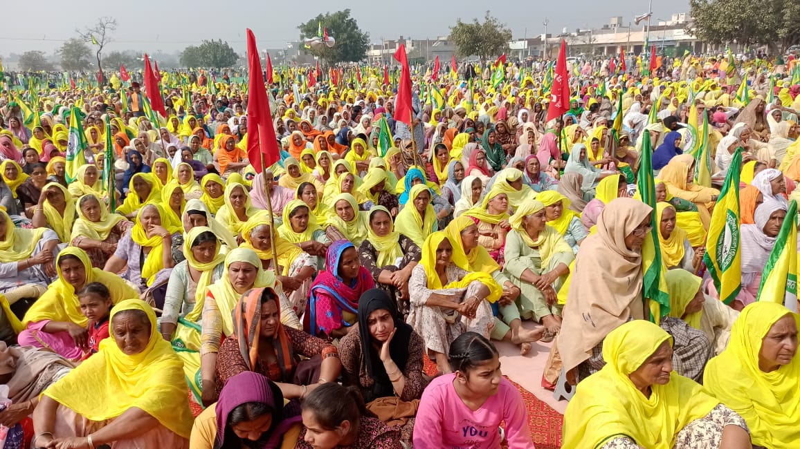Farmers union's women during Kisan Maha Panchayat in Grain Market Barnala on Sunday. (Sanjeev Kumar/Hindustan Times) Farmers union's women during Kisan Maha Panchayat in Grain Market Barnala on Sunday. (Sanjeev Kumar/Hindustan Times)