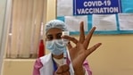 TOPSHOT - A medical worker prepares to administer a dose of the Covid-19 coronavirus vaccine to a municipal worker at a vaccination centre in New Delhi on February 22, 2021, as India's coronavirus cases passed 11 million. (Photo by Sajjad HUSSAIN / AFP)(AFP) TOPSHOT - A medical worker prepares to administer a dose of the Covid-19 coronavirus vaccine to a municipal worker at a vaccination centre in New Delhi on February 22, 2021, as India's coronavirus cases passed 11 million. (Photo by Sajjad HUSSAIN / AFP)(AFP)