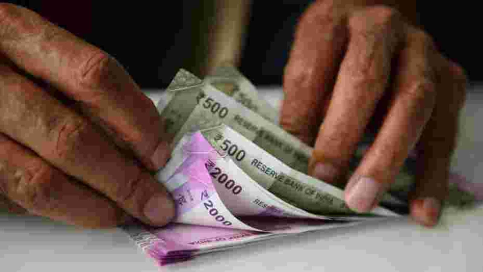 Rupee Surges 16 Paise To Close At 72 49 Against Us Dollar Hindustan Times