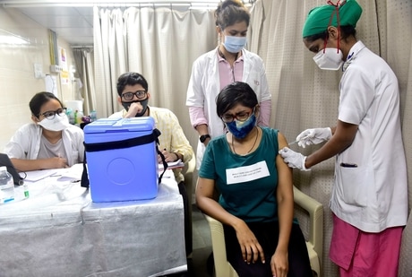 Medical staff administers Covid-19 vaccine to beneficiary at Lokmanya Tilak Municipal General Hospital, Sion in Mumbai(Anshuman Poyrekar/Hindustan Times) Medical staff administers Covid-19 vaccine to beneficiary at Lokmanya Tilak Municipal General Hospital, Sion in Mumbai(Anshuman Poyrekar/Hindustan Times)