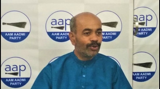 AAP’s Ravindra Jugran addressing the media at the party office on the membership figures on Monday. (HT photo) AAP’s Ravindra Jugran addressing the media at the party office on the membership figures on Monday. (HT photo)