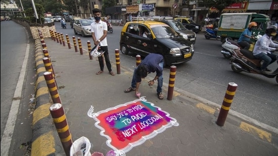Sion Friends Circle’s rangoli outside Sion hospital to spread awareness about Covid norms. (Pratik Chorge/HT Photo)