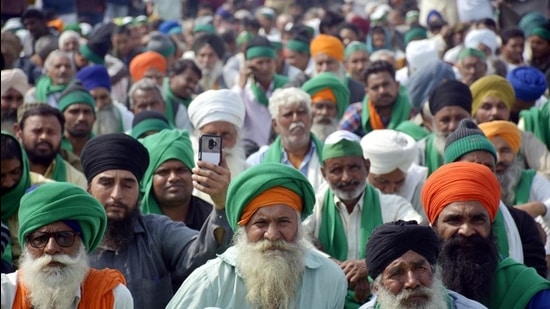 Demonstrators raising slogans at the Ghazipur border protest site in New Delhi. (Sakib Ali/HT Photo) Demonstrators raising slogans at the Ghazipur border protest site in New Delhi. (Sakib Ali/HT Photo)