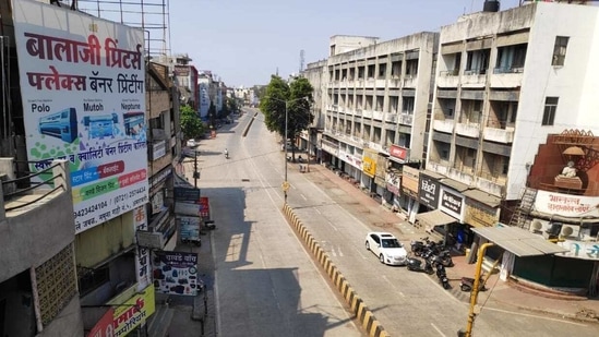 Deserted Rajkamal chowk area in Amravati as 36 hours of lockdown from Saturday 08:00 PM to Monday 08:00 AM is declared in the Amravati district.(HT Photo) Deserted Rajkamal chowk area in Amravati as 36 hours of lockdown from Saturday 08:00 PM to Monday 08:00 AM is declared in the Amravati district.(HT Photo)