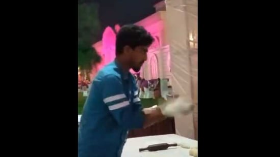 The man named Sohail was caught spitting on the rotis.(Twitter/@anamikamber) The man named Sohail was caught spitting on the rotis.(Twitter/@anamikamber)
