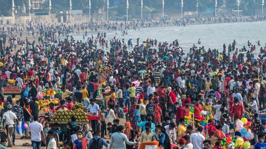 A large crowd out at Juhu Beach in Mumbai on February 21. The centre has asked states to work on five major areas—improving the overall testing numbers, refocusing on comprehensive surveillance and containment, regular monitoring of mutant strains, focus on clinical management in districts reporting higher deaths and all negative antigen test results to be mandatorily followed by RT-PCR testing.(Pratik Chorge / HT Photo)