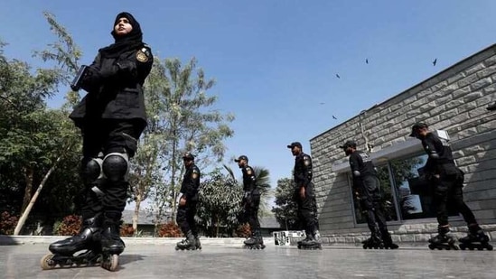 Special Security Unit (SSU) police members rollerblade during practice at the headquarters in Karachi, Pakistan.(REUTERS)