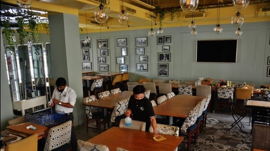 There are approximately 400,000 hotels and restaurants in Maharashtra. (HT File) There are approximately 400,000 hotels and restaurants in Maharashtra. (HT File)