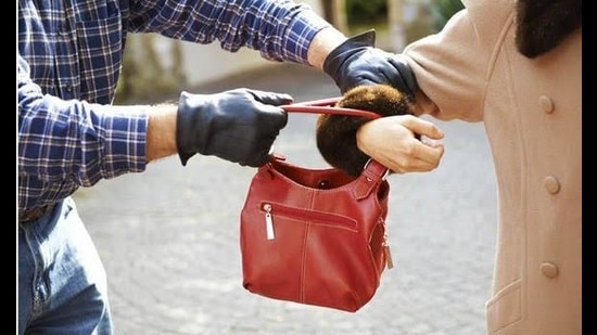 The woman said she was able to see one of the snatchers as the other was wearing a helmet. (Representational photo) The woman said she was able to see one of the snatchers as the other was wearing a helmet. (Representational photo)