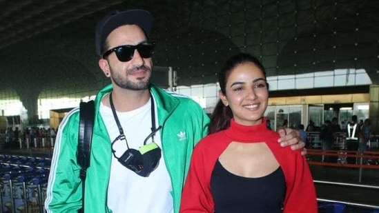 Aly Goni and Jasmin Bhasin spotted at the aiport.(Varinder Chawla) Aly Goni and Jasmin Bhasin spotted at the aiport.(Varinder Chawla)