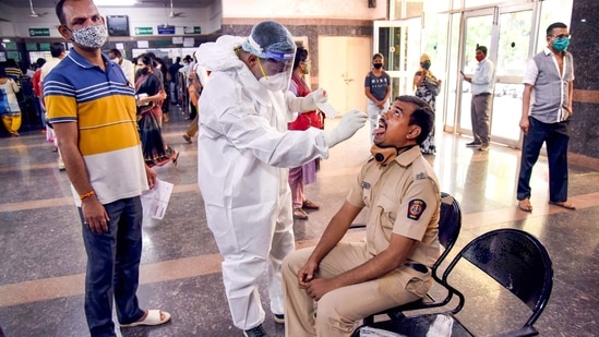 Policemen undergo RT-PCR &amp; Rapid Antigen test for Covid-19 at NMMC Hospital at Vashi in Mumbai.(PTI)