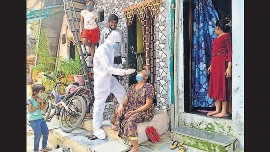 A BMC medical staffer collects the swab sample of a resident at Dharavi on Tuesday. (Anshuman Poyrekar/HT Photo) A BMC medical staffer collects the swab sample of a resident at Dharavi on Tuesday. (Anshuman Poyrekar/HT Photo)