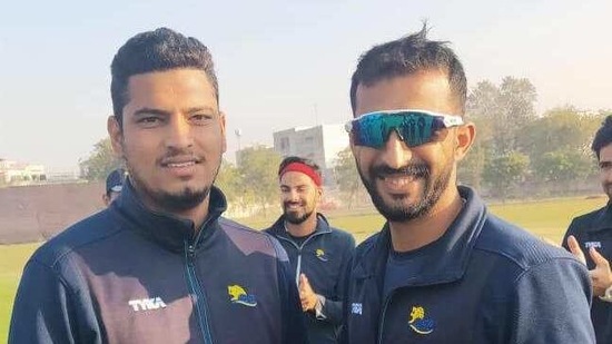 Himachal Pradesh captain Rishi Dhawan hands over cap to Vaibhav Arora (left) on his List-A debut against Maharashtra in Jaipur.(HT Photo) Himachal Pradesh captain Rishi Dhawan hands over cap to Vaibhav Arora (left) on his List-A debut against Maharashtra in Jaipur.(HT Photo)