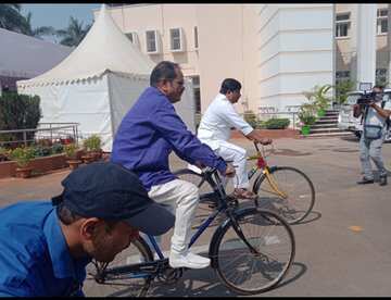 Congress legislators cycling to state assembly in Bhubaneswar. (Photo@bhalubh55) Congress legislators cycling to state assembly in Bhubaneswar. (Photo@bhalubh55)