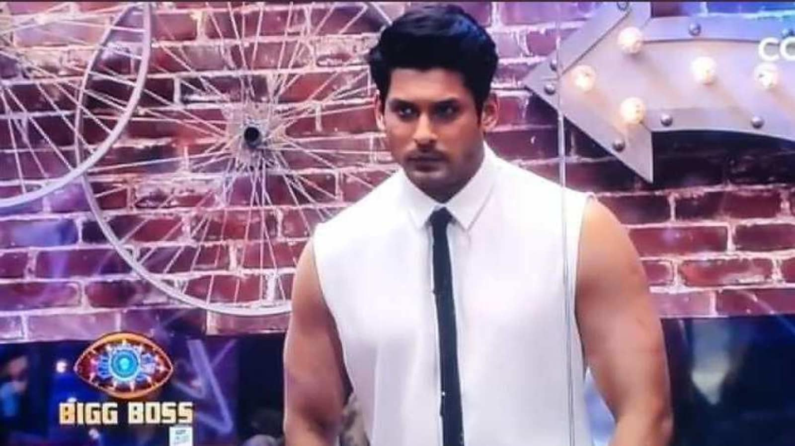 Bigg Boss 13 winner Sidharth Shukla takes a dip in the pool, fans say