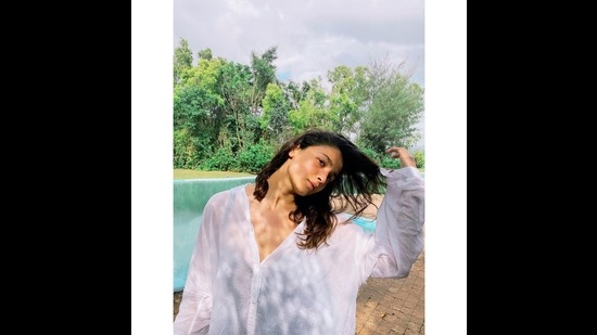 Alia Bhatt turns the classic white shirt into a chic pool side cover-up (Photo: Instagram/AliaBhatt) Alia Bhatt turns the classic white shirt into a chic pool side cover-up (Photo: Instagram/AliaBhatt)