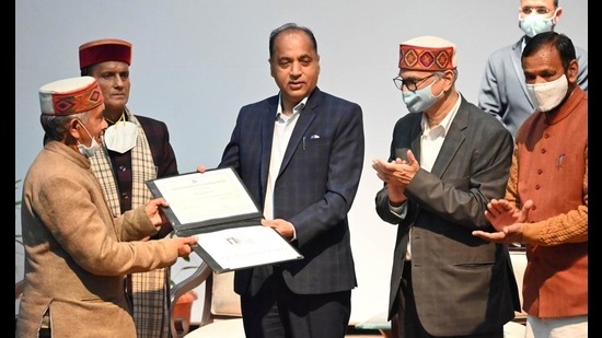 Himachal Pradesh chief minister Jai Ram Thakur honouring IIT Mandi for its contribution on Wednesday. (Birbal Sharma/HT) Himachal Pradesh chief minister Jai Ram Thakur honouring IIT Mandi for its contribution on Wednesday. (Birbal Sharma/HT)